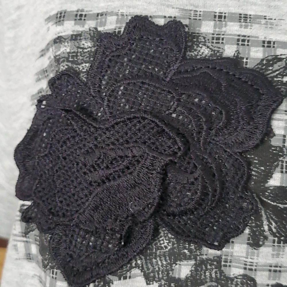 EUC! Simply Vera Wang raised rose tshirt - Picture 2 of 9